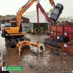 Entertainment how a car dismantled, heavy machine