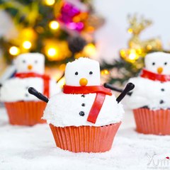 Get creative this  Christmas with these festive eggless ☃️ snowman cupcakes! 