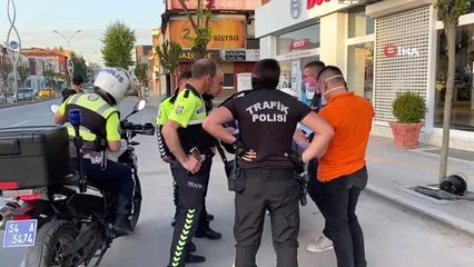 Tek teker üstünde kırmızı ışıkta geçen 20 yaş altı iki motorcu polisten kaçamadı