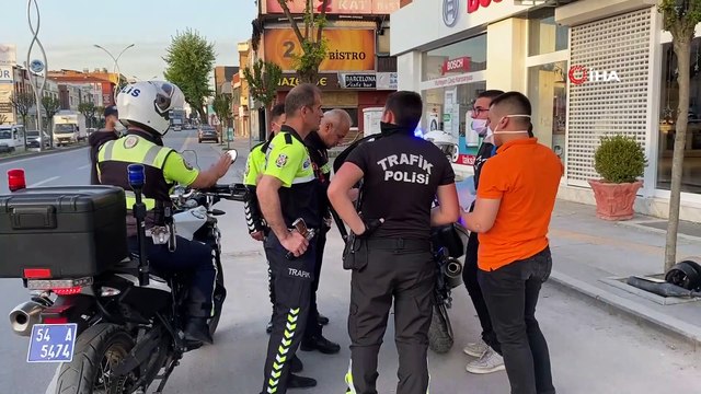 Tek teker üstünde kırmızı ışıkta geçen 20 yaş altı iki motorcu polisten kaçamadı