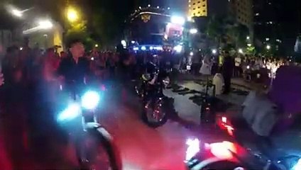 Cầu hôn bằng 999 đóa hồng và dàn moto sang chảnh