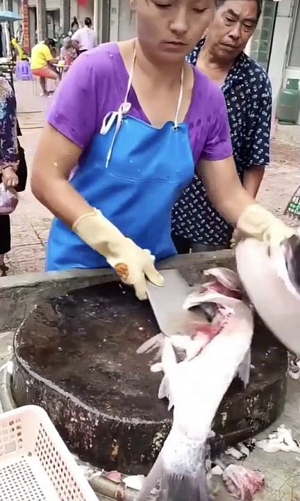 Elle découpe et prépare ce poisson en quelques secondes !