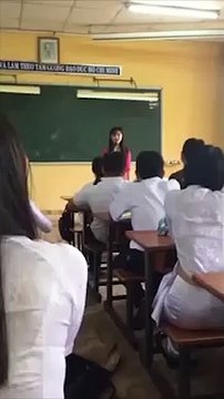 Ai mà không tan chảy trước cô giáo đã xinh đẹp, lại còn rất ngọt ngào này chứ!