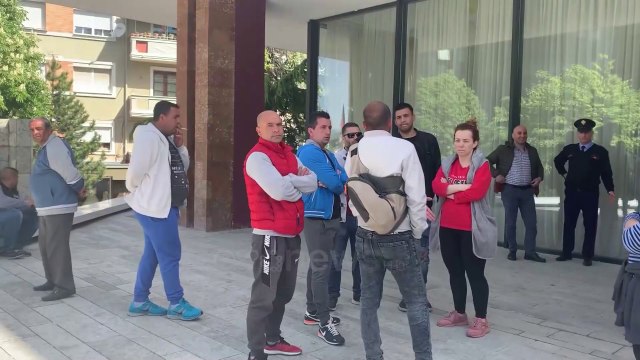 Ora News - Protesta në Lezhë dhe Korçë: Tregtarët kërkojnë hapjen e tregut të rrobave të përdorura