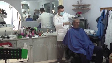 Ora News - Qethje me muzikë, berberi surprizon klientët në Vlorë