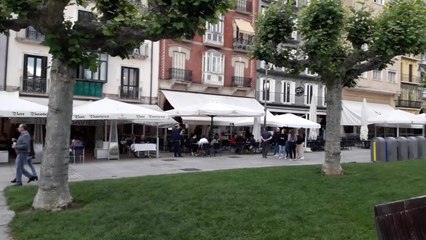 Télécharger la video: Terrazas abiertas en Pamplona en comienzo de la fase 1 de la desescalada