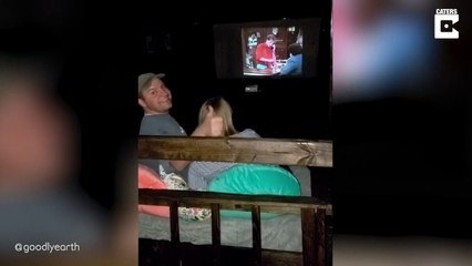 Ce papa a fabriqué un cinéma en plein air dans son jardin