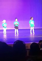Une institutrice se ridiculise pendant le spectacle de danse de l'école