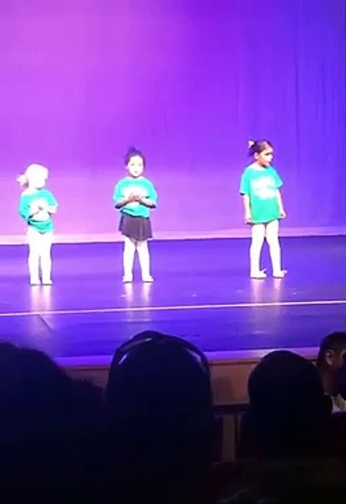 Une institutrice se ridiculise pendant le spectacle de danse de l'école