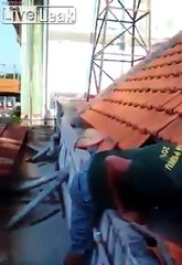 Un ouvrier s'est coincé la tête en posant les tuiles... Bravo