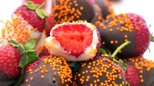 Halloween Chocolate Dipped Strawberries Recipe Video