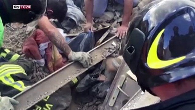 khoảnh khắc vỡ òa cứu bé gái bị vùi 17 giờ sau động đất ở Italy