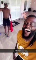 Emmanuel Adebayor rend hommage à Bob Marley en fredonnant une de ses chansons célèbres
