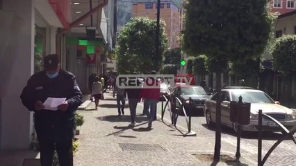 Report TV -Qytetaret 'harrojnë' COVID-19, vërshojnë në rrugë! Pa maska e doreza, në zonat e gjelbra