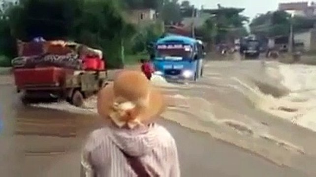 Đứng tim nhìn xe khách liều lĩnh vượt lũ bị mắc kẹt ở Lào Cai