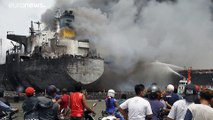 شاهد: حريق هائل يلتهم ناقلة نفط في ميناء سومطرة في إندونيسيا