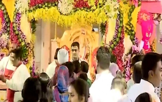 Delhi: Devotees Queue Up Outside Jhandewalan Temple To Worship Goddess