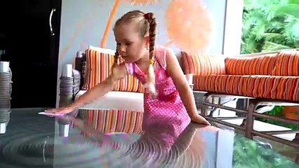 Diana ayuda a su mamá! ¡Los niños juegan con juguetes de limpieza