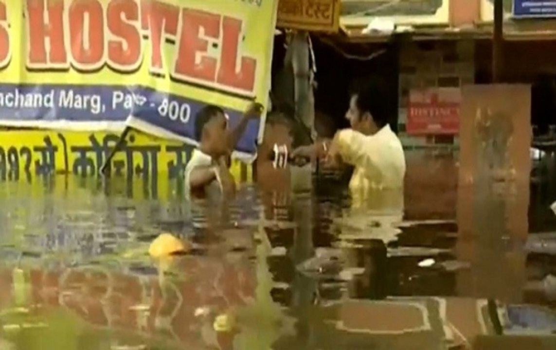 Patna: ATM Guard Wins Hearts,  Ensures Safety Of Submerged Machine
