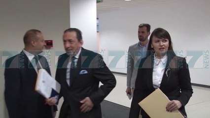 IZOLOHET ALBIN KURTI, KONTAKTE ME ZYRTARIN QE DYSHOHET PER COVID - News, Lajme - Kanali 7