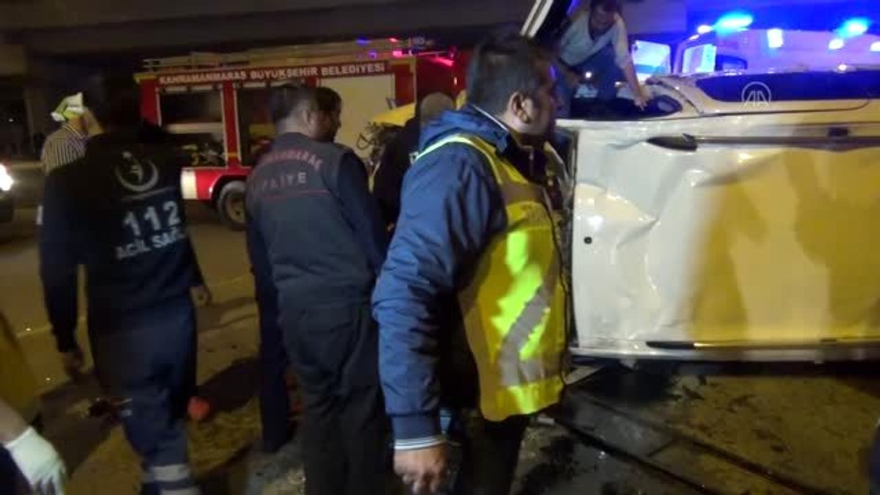 Kaza yapan otomobilde sıkışan sürücü itfaiye ekiplerince kurtarıldı