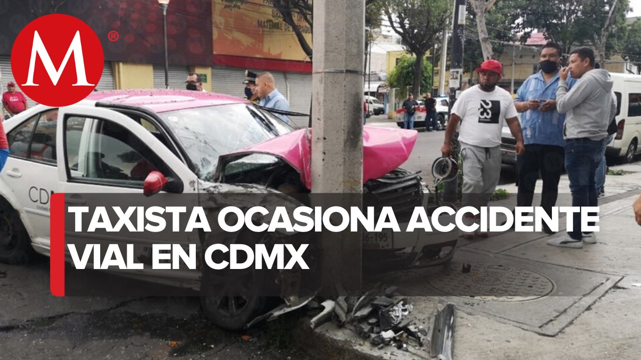 Taxi choca contra camioneta y un poste en la Obrera; hay dos lesionados