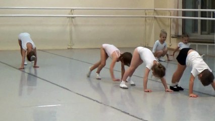 Sophia, Isabella e Alice Aula de Ballet - Aula 4 - Ballet- Infantil - Alongamento