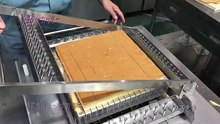 カステラをギターカッターでカットしています。【株式会社ソーキナカタ】