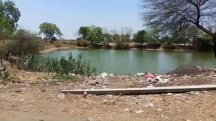 मछली की जगह  तालाब से निकले 2000 और 500 के नोट