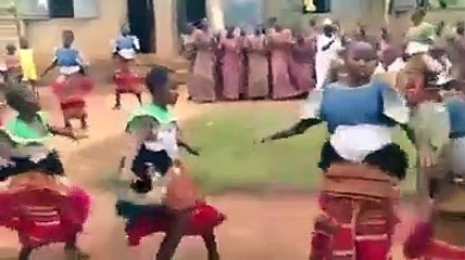 DANSE TRADITIONNELLE OUGANDAISE