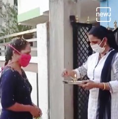 Nagpur Nurse Receives A Heart Warming Welcome After She Returns From One Month COVID-19 Duty