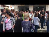 Report TV - Vlorë/ 250 punëtore të fasonerisë në protestë: Duam pagën e luftës