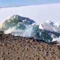 Ce lac gelé projette des tonnes de glace sur la rive !