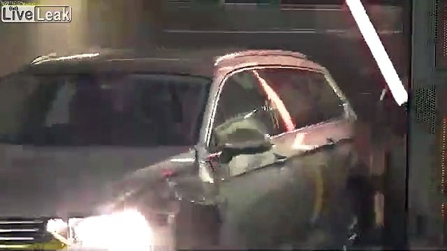 Elle rentre sa voiture dans le garage en tapant tous les murs !