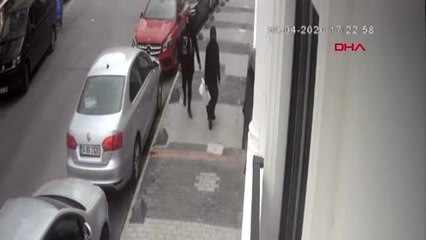 ÜSKÜDAR'DA EVDEN HIRSIZLIK YAPAN KADIN ŞÜPHELİLER KAMERADA