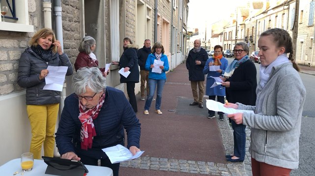 Déconfinés, les voisins passent des applaudissements au chant