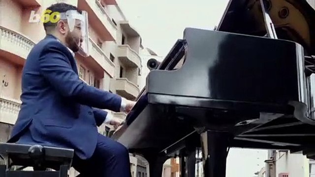 Brazilian Pianist Performs from Moving Truck for Quarantined Mothers