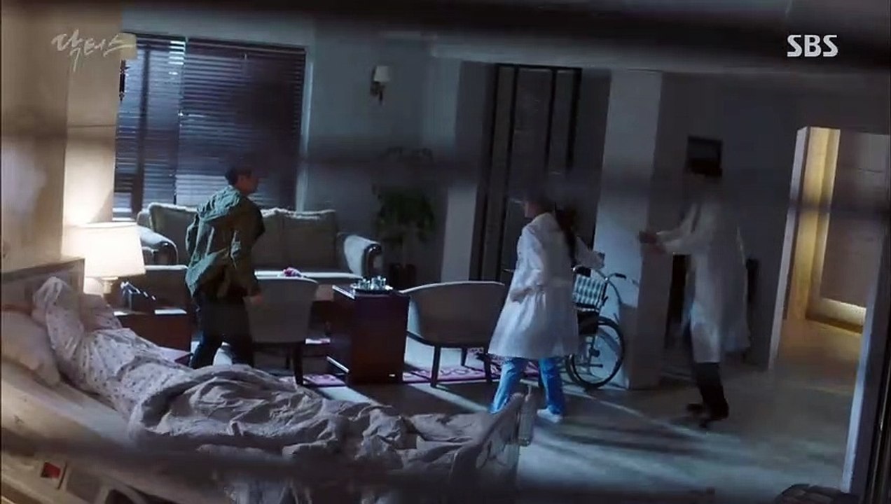 Park Shin Hye bị đâm trong Doctors