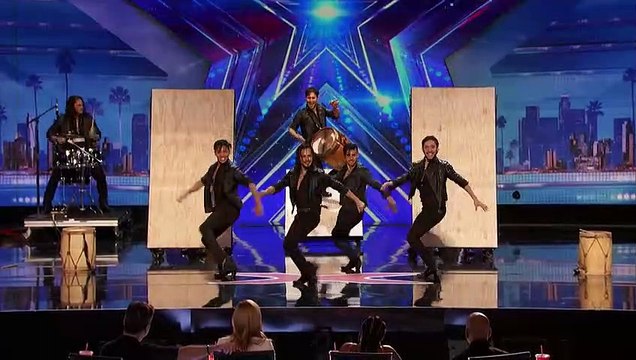 Khán giả hò hét điên đảo trước màn nhày trên giày cao gót của các chàng trai