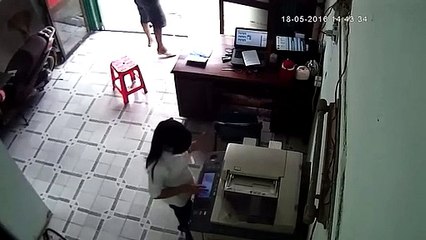 Màn cướp máy tính 1 giây quá táo tợn giữa ban ngày