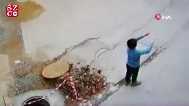 Uçurtma uçuran çocuk üstü açık bırakılan kanala düştü