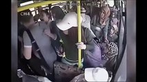 bị chị em phụ nữ đánh hội đồng trên xe buýt