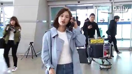 Kim Ji Won bối rối đáng yêu tại sân bay