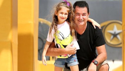Acun Ilıcalı'nın 7 yaşındaki kızı, yılanı vücudunda gezdirdi