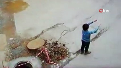 Uçurtma uçuran çocuk üstü açık bırakılan kanala düştü