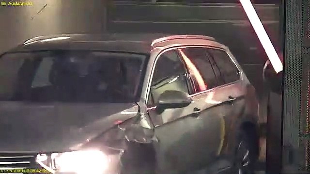 A la sortie d’un parking, ce Volkswagen Passat se cogne aux murs d’un mur de droite à gauche.