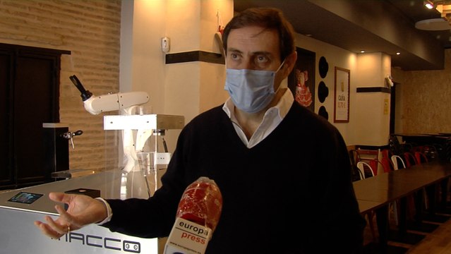Servir cervezas con un robot para evitar contagios en los bares