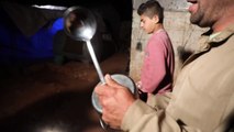 مسحراتي رمضان يوقظ النازحين في مخيم في شمال غرب سوريا