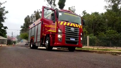 Com novo canhão, Bombeiros combatem incêndio em vegetação no Jardim Nova Cidade