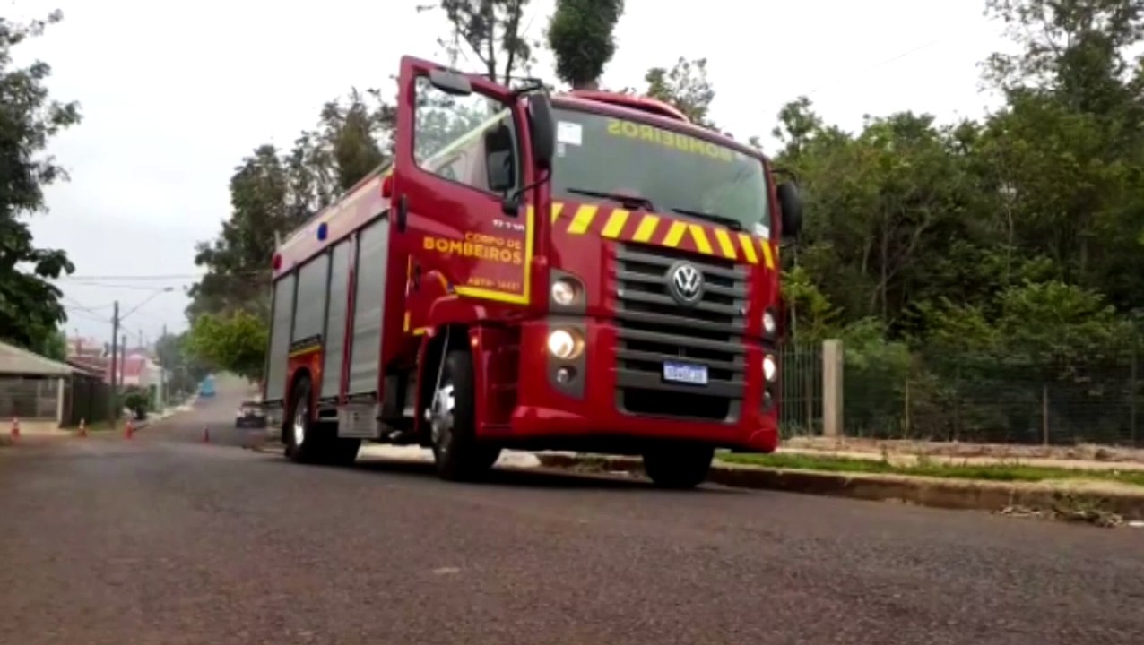 Com novo canhão, Bombeiros combatem incêndio em vegetação no Jardim Nova Cidade